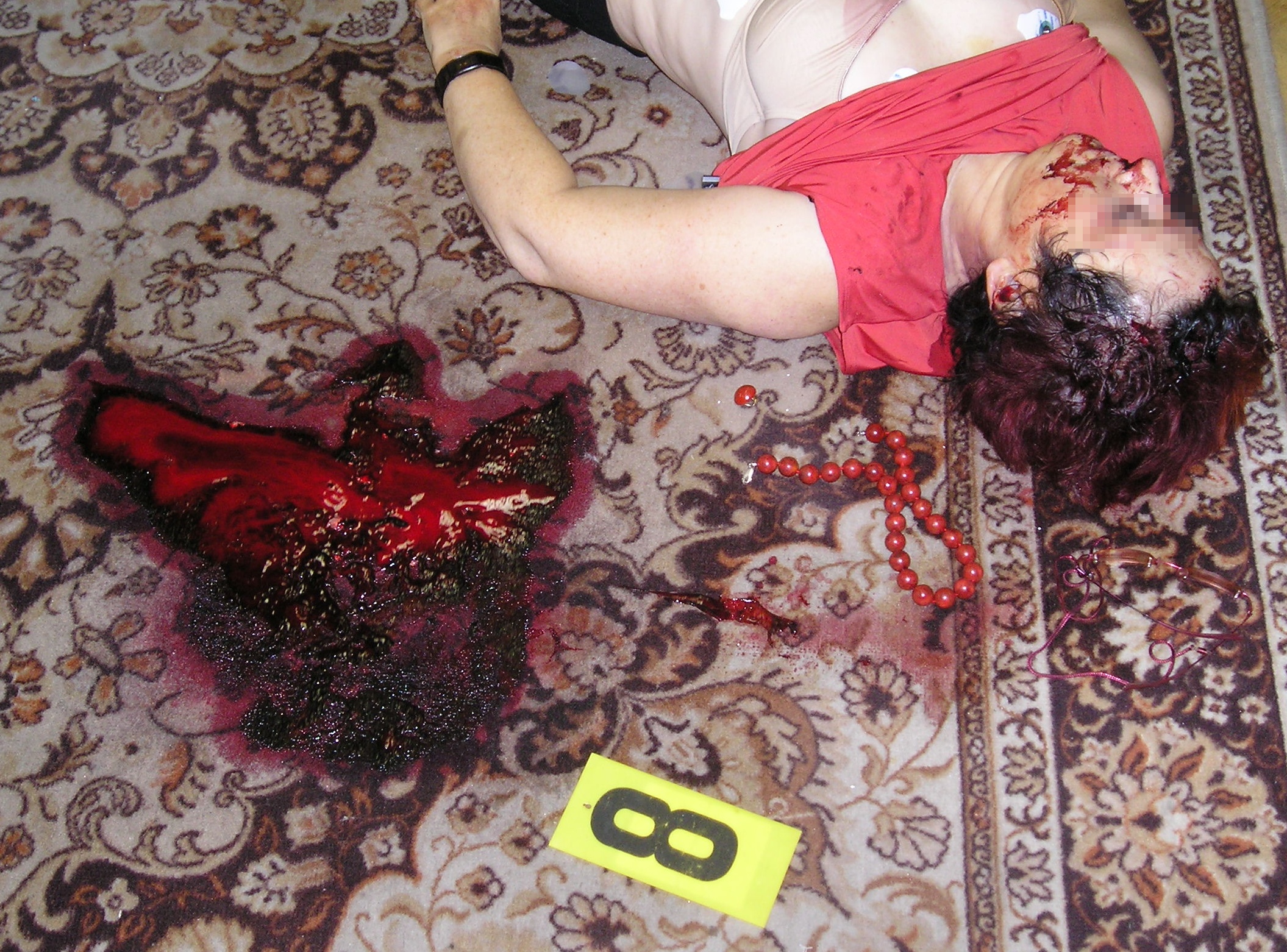 Označení a zadokumentování krevní stopy na místě trestného činu.